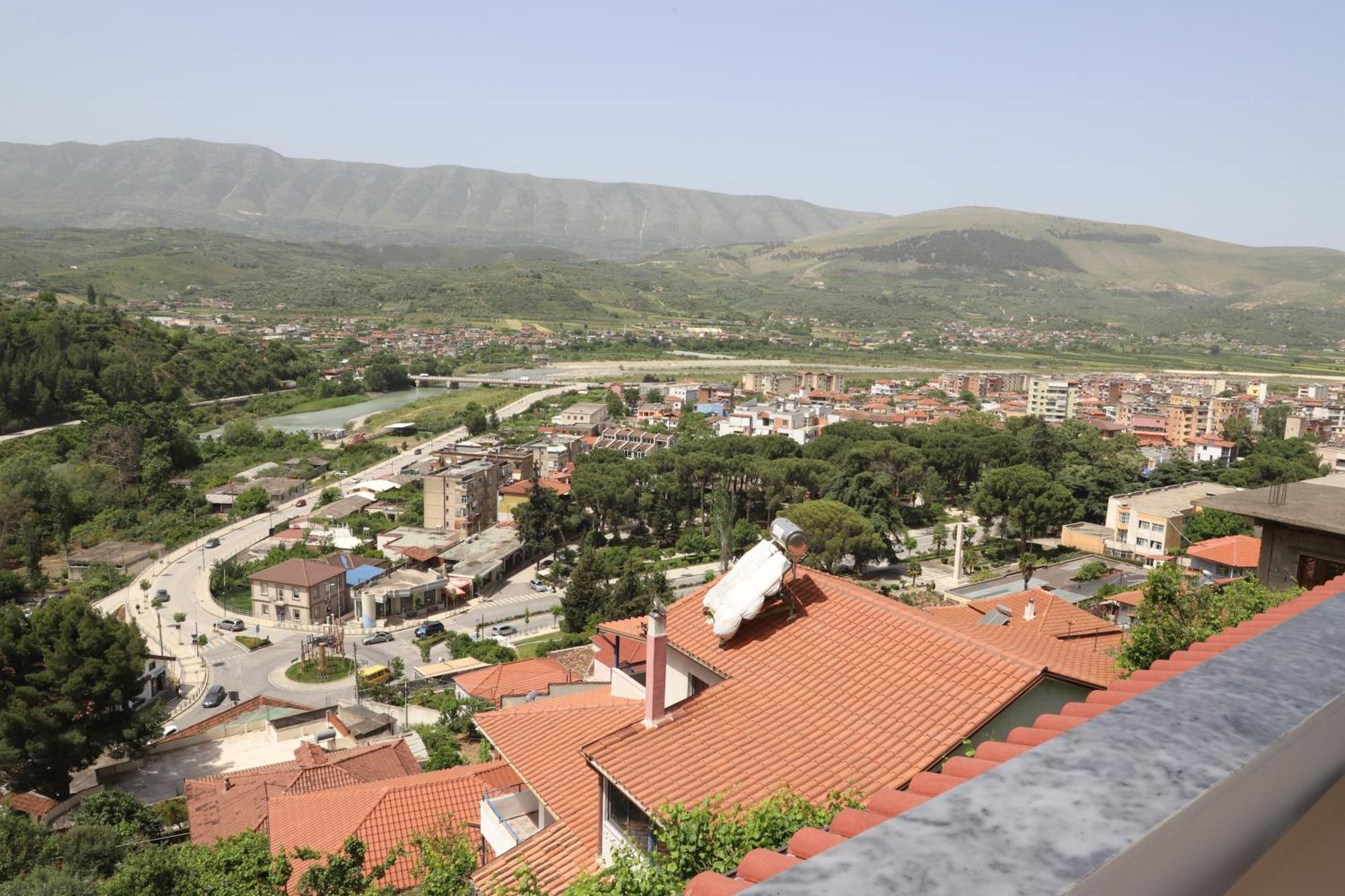 Vila Luen Berati Exterior foto