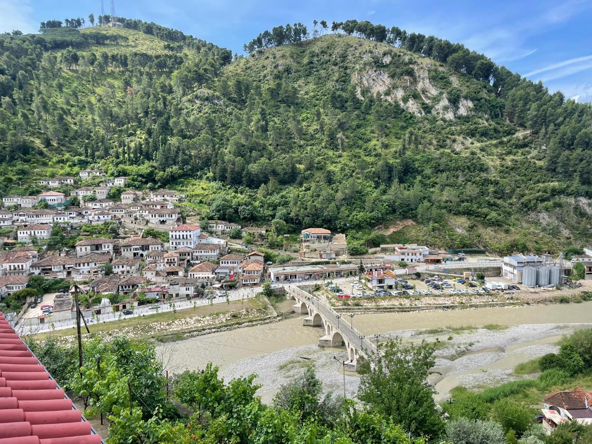 Vila Luen Berati Exterior foto